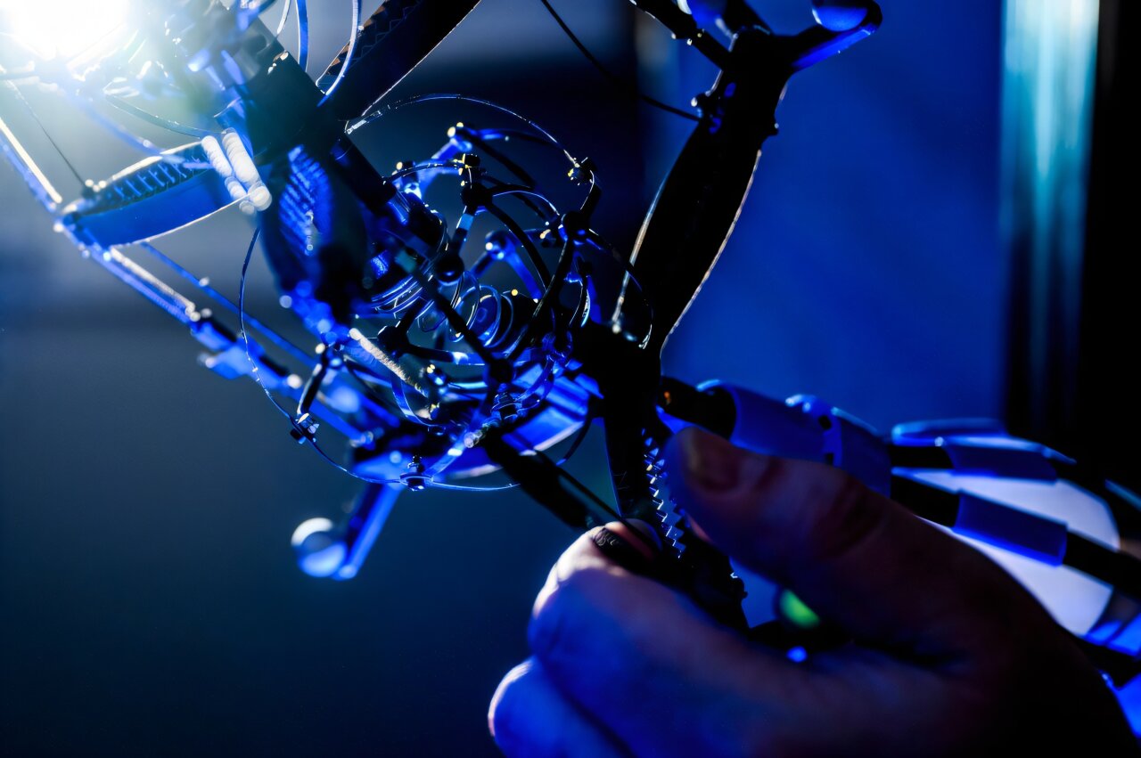 工程师开发出兼具力量与灵活性的混合机器人 还能拧灯泡