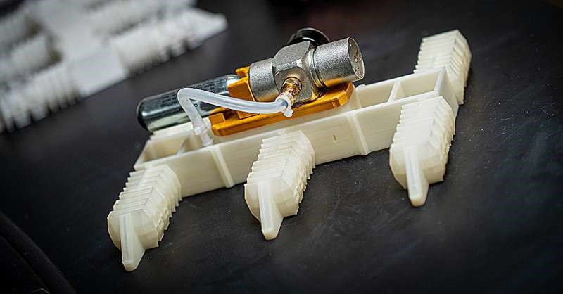 仅需一盒压缩气体 加州大学开发出3D打印机器人